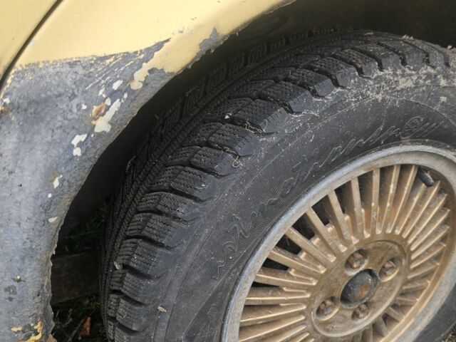 Желтый Ауди 80, объемом двигателя 1.6 л и пробегом 200 тыс. км за 500 $, фото 1 на Automoto.ua