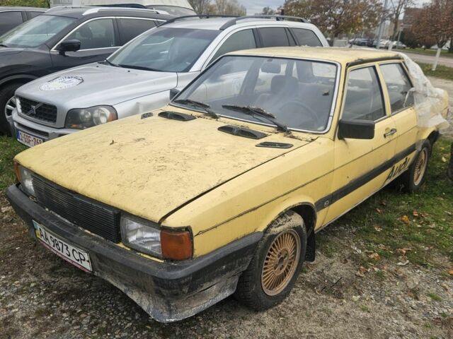 Желтый Ауди 80, объемом двигателя 1.6 л и пробегом 200 тыс. км за 500 $, фото 2 на Automoto.ua