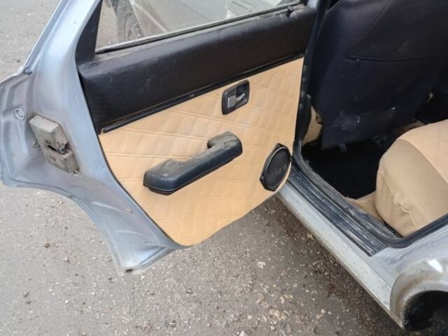 Серый Ауди 80, объемом двигателя 1.6 л и пробегом 450 тыс. км за 1275 $, фото 4 на Automoto.ua