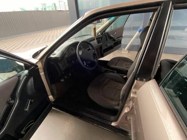 Сірий Ауді 80, об'ємом двигуна 1.8 л та пробігом 250 тис. км за 1300 $, фото 2 на Automoto.ua