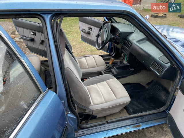 Синий Ауди 80, объемом двигателя 1.8 л и пробегом 300 тыс. км за 800 $, фото 3 на Automoto.ua