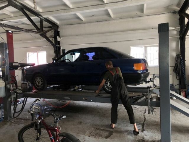 Синий Ауди 80, объемом двигателя 1.6 л и пробегом 400 тыс. км за 1500 $, фото 2 на Automoto.ua