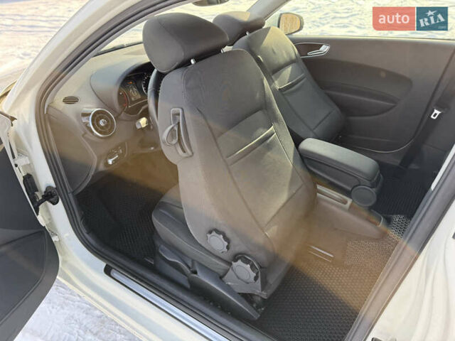 Білий Ауді А1, об'ємом двигуна 1.39 л та пробігом 114 тис. км за 8990 $, фото 58 на Automoto.ua