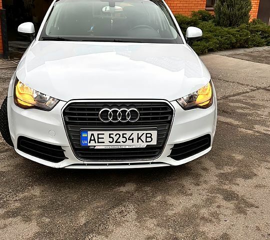 Білий Ауді А1, об'ємом двигуна 1.4 л та пробігом 64 тис. км за 12000 $, фото 2 на Automoto.ua