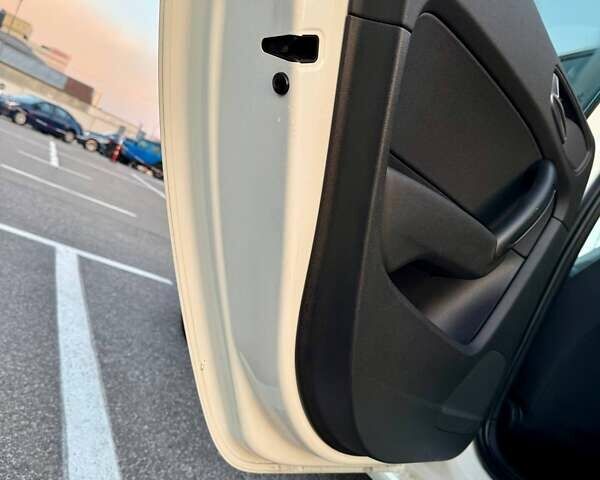 Белый Ауди А1, объемом двигателя 1.39 л и пробегом 127 тыс. км за 9000 $, фото 14 на Automoto.ua