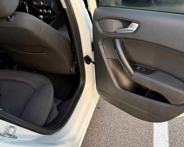 Белый Ауди А1, объемом двигателя 1.39 л и пробегом 127 тыс. км за 9000 $, фото 10 на Automoto.ua