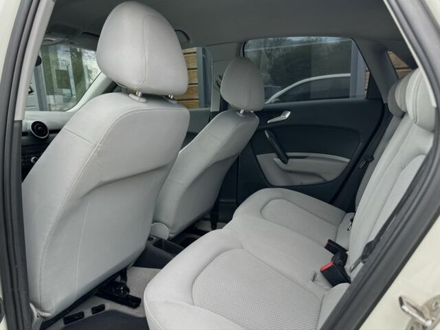 Білий Ауді А1, об'ємом двигуна 1.6 л та пробігом 229 тис. км за 8500 $, фото 22 на Automoto.ua