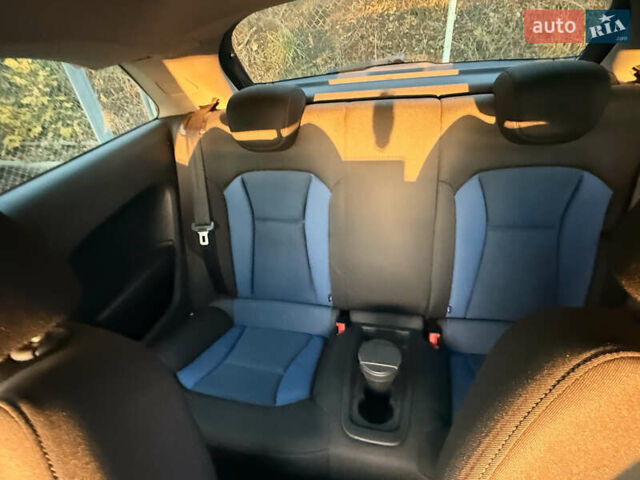 Білий Ауді А1, об'ємом двигуна 1.6 л та пробігом 35 тис. км за 5800 $, фото 13 на Automoto.ua