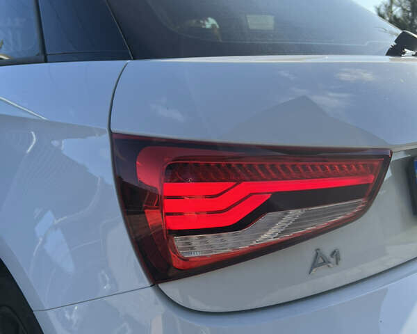 Білий Ауді А1, об'ємом двигуна 1.6 л та пробігом 35 тис. км за 16000 $, фото 12 на Automoto.ua