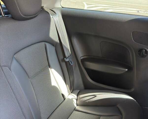 Ауди А1 2015 в Киеве на Automoto.ua Красный Ауди А1, объемом двигателя 1.6 л и пробегом 102 тыс. км за 15999 $, фото 31 на Automoto.ua