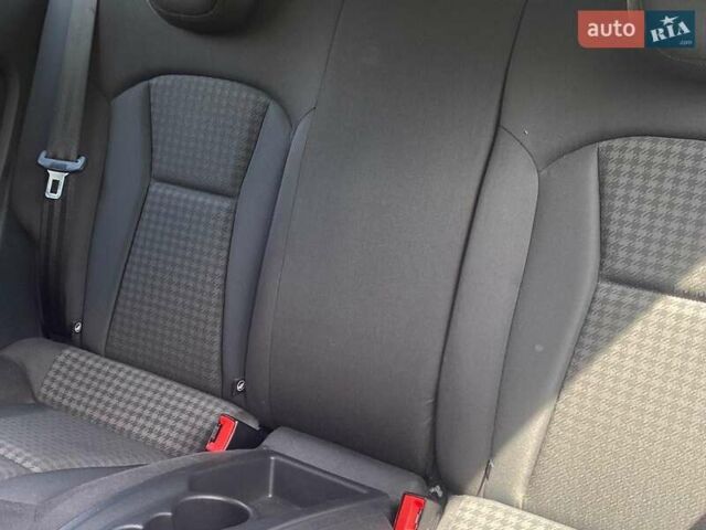Синій Ауді А1, об'ємом двигуна 1.6 л та пробігом 191 тис. км за 9999 $, фото 11 на Automoto.ua
