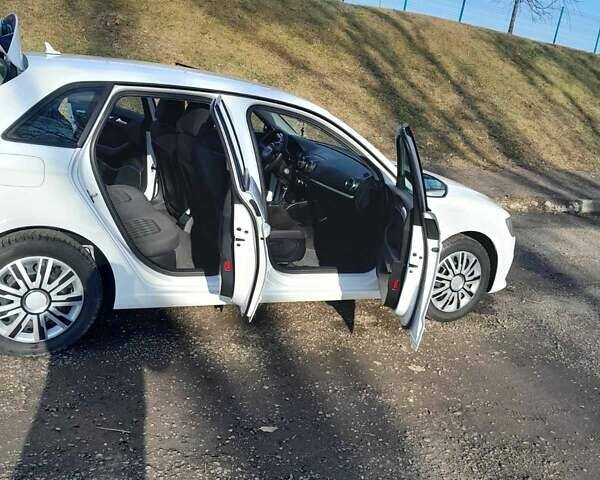 Белый Ауди А3, объемом двигателя 1.6 л и пробегом 242 тыс. км за 12300 $, фото 4 на Automoto.ua