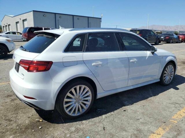 Белый Ауди А3, объемом двигателя 1.4 л и пробегом 104 тыс. км за 2500 $, фото 4 на Automoto.ua