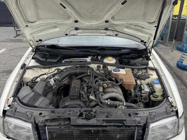 Белый Ауди А4, объемом двигателя 1.6 л и пробегом 310 тыс. км за 2000 $, фото 1 на Automoto.ua