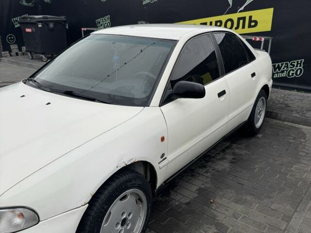 Белый Ауди А4, объемом двигателя 1.6 л и пробегом 310 тыс. км за 2000 $, фото 3 на Automoto.ua