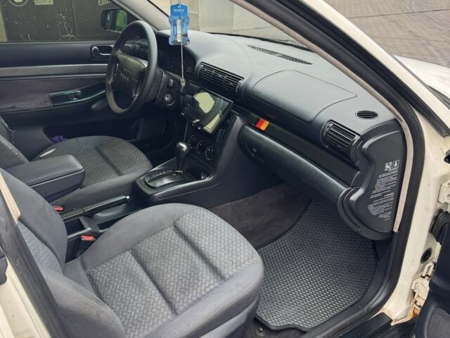 Белый Ауди А4, объемом двигателя 1.6 л и пробегом 310 тыс. км за 2000 $, фото 7 на Automoto.ua