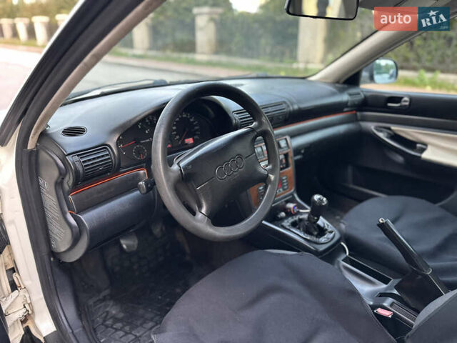 Белый Ауди А4, объемом двигателя 1.8 л и пробегом 270 тыс. км за 2700 $, фото 1 на Automoto.ua