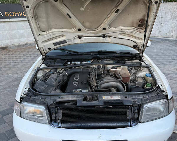 Белый Ауди А4, объемом двигателя 1.78 л и пробегом 443 тыс. км за 2800 $, фото 11 на Automoto.ua