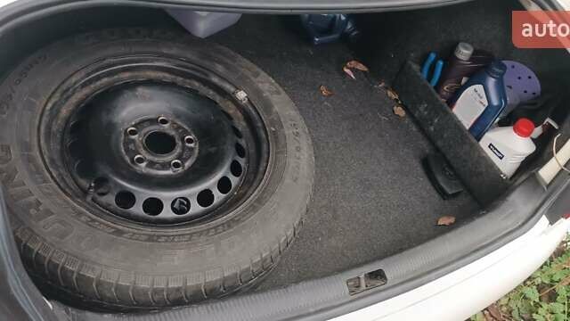 Білий Ауді А4, об'ємом двигуна 1.78 л та пробігом 270 тис. км за 3000 $, фото 3 на Automoto.ua