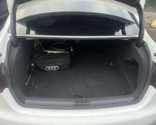 Білий Ауді А4, об'ємом двигуна 2 л та пробігом 280 тис. км за 8200 $, фото 1 на Automoto.ua