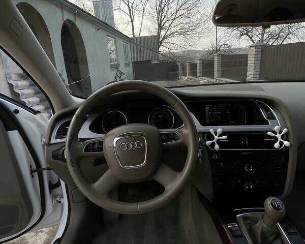 Ауді А4 2010 у Тернополі на Automoto.ua Білий Ауді А4, об'ємом двигуна 1.97 л та пробігом 270 тис. км за 10200 $, фото 4 на Automoto.ua