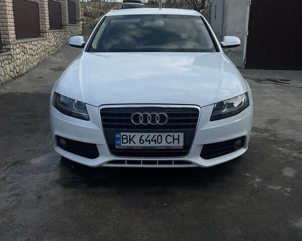 Ауді А4 2010 у Тернополі на Automoto.ua Білий Ауді А4, об'ємом двигуна 1.97 л та пробігом 270 тис. км за 10200 $, фото 1 на Automoto.ua