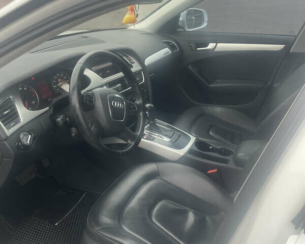 Ауді А4 2010 у Києві на Automoto.ua Білий Ауді А4, об'ємом двигуна 1.98 л та пробігом 253 тис. км за 10300 $, фото 11 на Automoto.ua