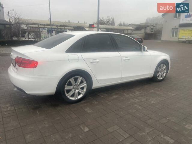 Ауді А4 2010 у Києві на Automoto.ua Білий Ауді А4, об'ємом двигуна 1.98 л та пробігом 253 тис. км за 10300 $, фото 4 на Automoto.ua