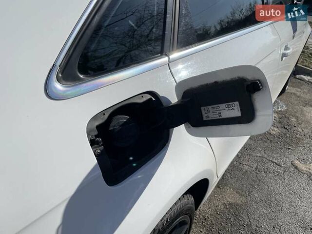 Белый Ауди А4, объемом двигателя 1.8 л и пробегом 229 тыс. км за 10000 $, фото 24 на Automoto.ua