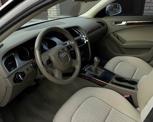 Ауді А4 2010 у Тернополі на Automoto.ua Білий Ауді А4, об'ємом двигуна 1.97 л та пробігом 270 тис. км за 10200 $, фото 8 на Automoto.ua