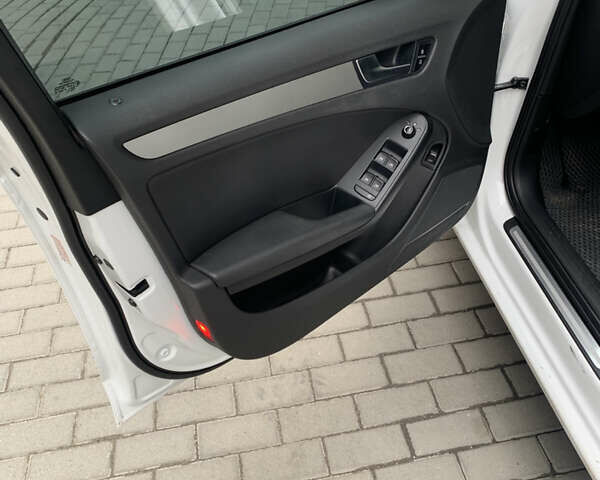 Белый Ауди А4, объемом двигателя 2 л и пробегом 99 тыс. км за 10900 $, фото 5 на Automoto.ua