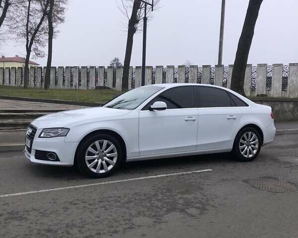 Белый Ауди А4, объемом двигателя 2 л и пробегом 240 тыс. км за 8200 $, фото 1 на Automoto.ua