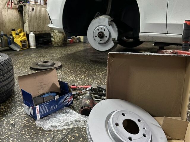 Білий Ауді А4, об'ємом двигуна 2 л та пробігом 170 тис. км за 13999 $, фото 10 на Automoto.ua