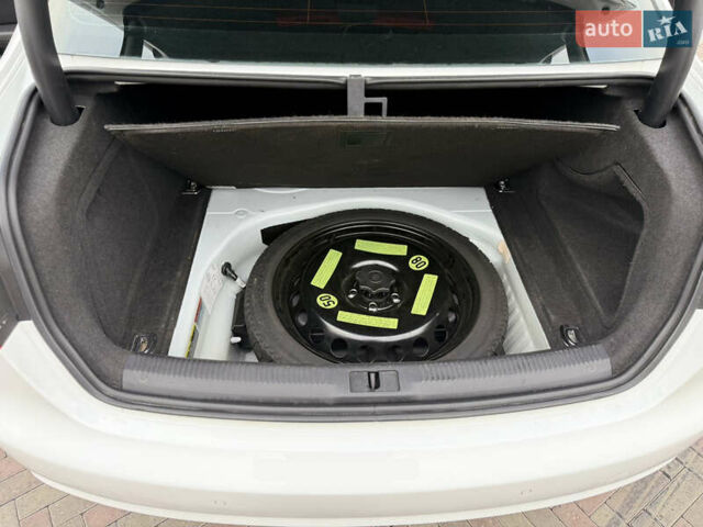 Білий Ауді А4, об'ємом двигуна 1.98 л та пробігом 258 тис. км за 15000 $, фото 21 на Automoto.ua