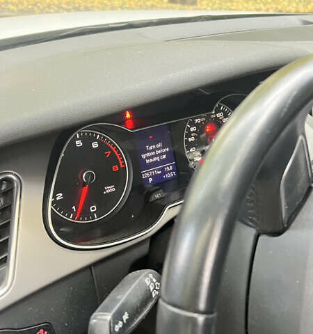 Білий Ауді А4, об'ємом двигуна 2 л та пробігом 226 тис. км за 14500 $, фото 10 на Automoto.ua