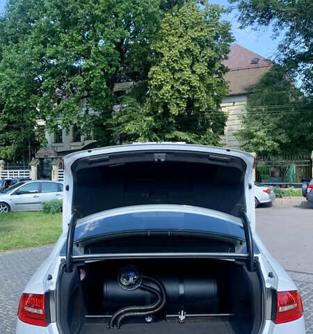 Белый Ауди А4, объемом двигателя 2 л и пробегом 186 тыс. км за 12500 $, фото 30 на Automoto.ua