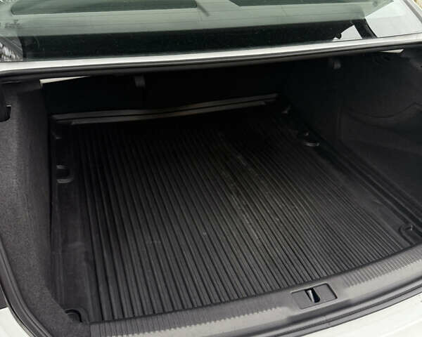 Білий Ауді А4, об'ємом двигуна 2 л та пробігом 291 тис. км за 11500 $, фото 13 на Automoto.ua