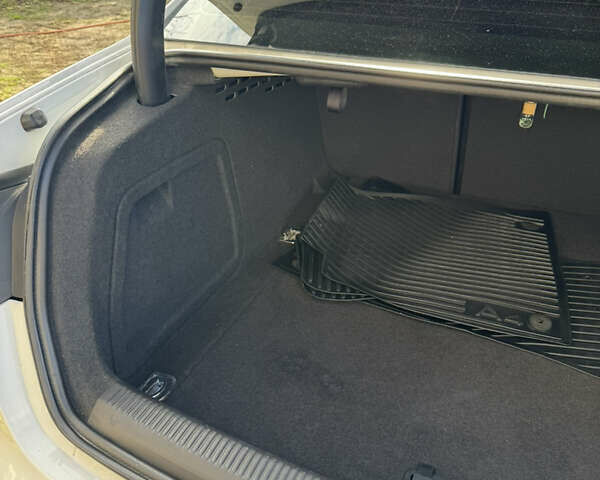 Білий Ауді А4, об'ємом двигуна 2 л та пробігом 204 тис. км за 11000 $, фото 17 на Automoto.ua