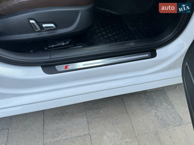 Білий Ауді А4, об'ємом двигуна 1.98 л та пробігом 128 тис. км за 15000 $, фото 16 на Automoto.ua