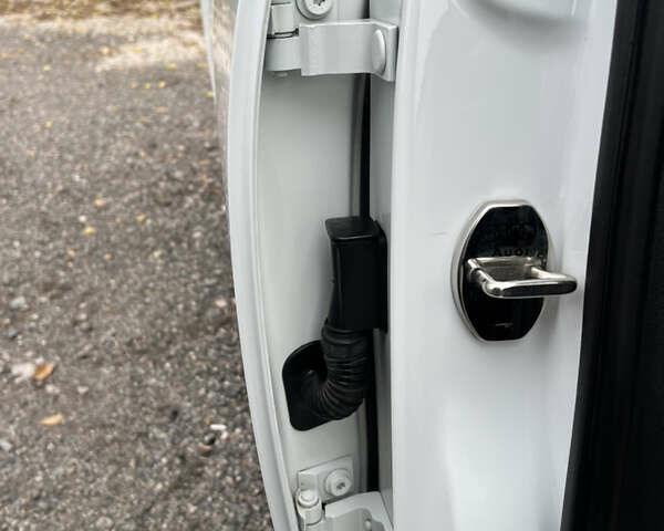 Белый Ауди А4, объемом двигателя 2 л и пробегом 82 тыс. км за 20000 $, фото 35 на Automoto.ua