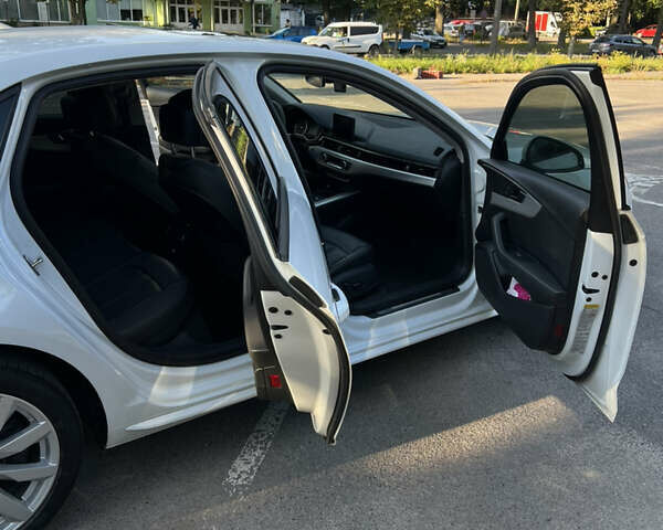 Білий Ауді А4, об'ємом двигуна 1.98 л та пробігом 84 тис. км за 17000 $, фото 19 на Automoto.ua