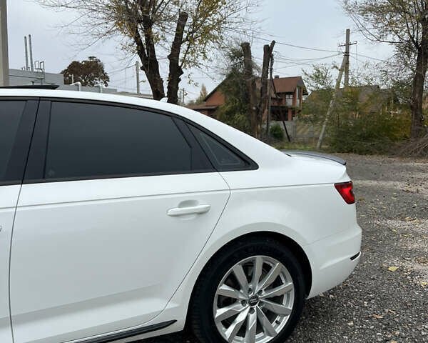 Белый Ауди А4, объемом двигателя 2 л и пробегом 82 тыс. км за 20000 $, фото 8 на Automoto.ua