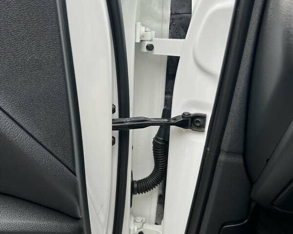 Белый Ауди А4, объемом двигателя 2 л и пробегом 82 тыс. км за 20000 $, фото 27 на Automoto.ua