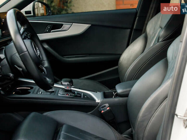 Білий Ауді А4, об'ємом двигуна 2 л та пробігом 145 тис. км за 18000 $, фото 13 на Automoto.ua