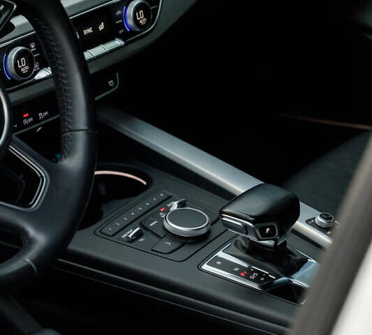 Білий Ауді А4, об'ємом двигуна 2 л та пробігом 145 тис. км за 18000 $, фото 5 на Automoto.ua