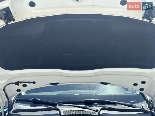 Белый Ауди А4, объемом двигателя 1.98 л и пробегом 190 тыс. км за 16000 $, фото 15 на Automoto.ua