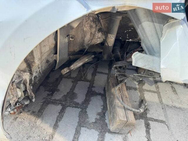 Белый Ауди А4, объемом двигателя 2 л и пробегом 149 тыс. км за 9400 $, фото 7 на Automoto.ua