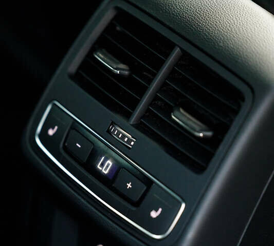 Білий Ауді А4, об'ємом двигуна 2 л та пробігом 145 тис. км за 18000 $, фото 17 на Automoto.ua