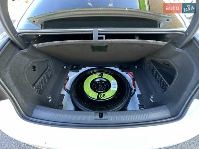 Белый Ауди А4, объемом двигателя 2 л и пробегом 122 тыс. км за 18650 $, фото 94 на Automoto.ua