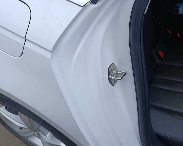 Білий Ауді А4, об'ємом двигуна 1.98 л та пробігом 36 тис. км за 30000 $, фото 15 на Automoto.ua